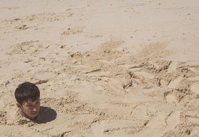 砂浜に埋まった人
