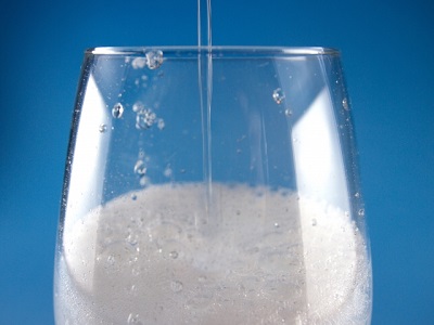 グラスに注がれる炭酸水